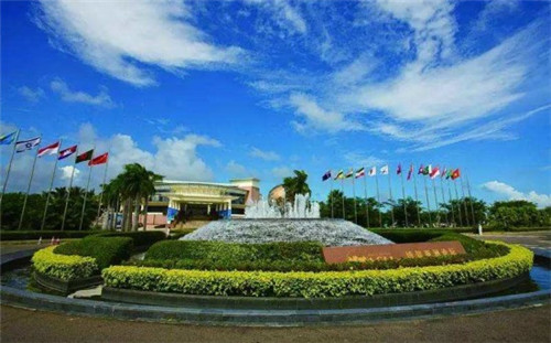 在昆明市开奶茶加盟店哪个品牌信誉好，自由人奶茶加盟在昆明市开店能赚钱吗